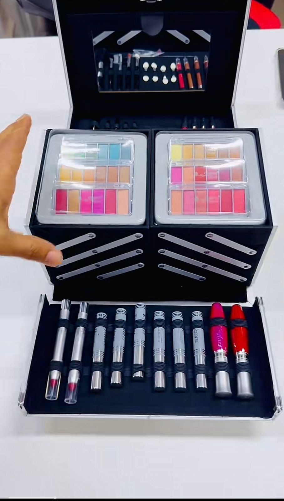 بوكس العروسة الفاخر – مجموعة مكياج متكاملة واحترافية